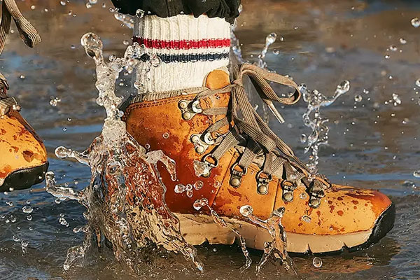 Het verschil tussen waterdichte laarzen en regenlaarzen